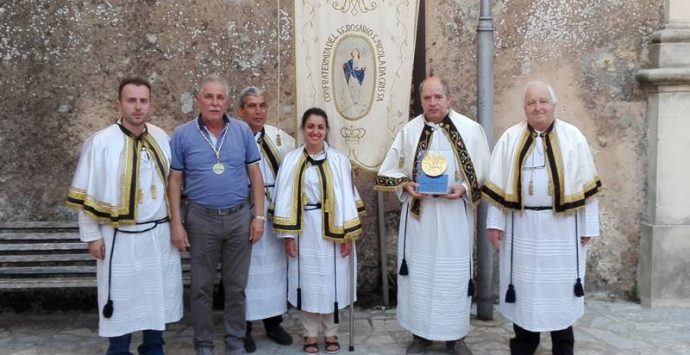 “Fedeltà alla tradizione”, premiata la Confraternita del Rosario di San Nicola da Crissa