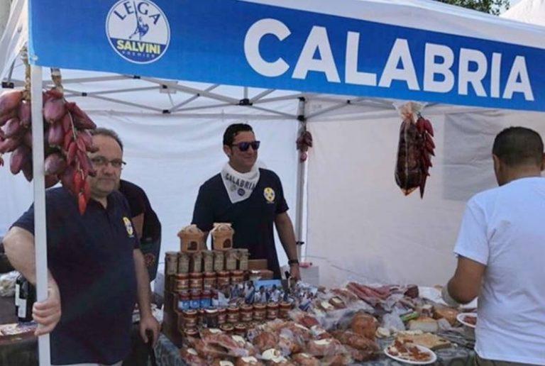 Da Vibo a Pontida, la Lega di Salvini depone lo spadone e imbraccia ‘nduja e cipolla