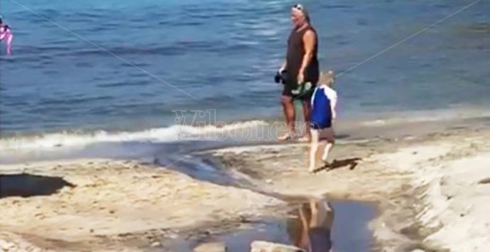 Ricadi, un “fiume” di liquami invade la strada e si riversa in mare (VIDEO)