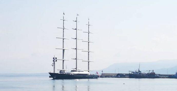 Maltese Falcon, lo yacht delle meraviglie nel porto di Vibo Marina