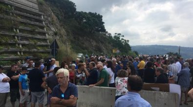 Strada del Mare chiusa, in tanti a protestare contro una vergogna infinita (VIDEO)