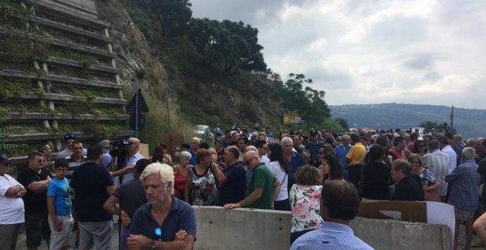 Strada del Mare chiusa, in tanti a protestare contro una vergogna infinita (VIDEO)