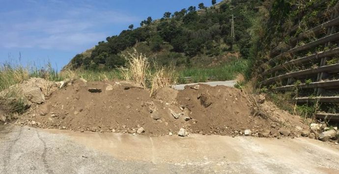 Strada del Mare sbarrata fra Coccorino e Joppolo, una chiusura fuorilegge