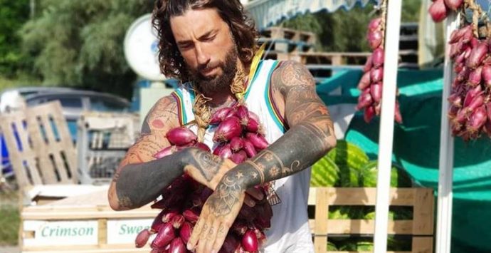 Solidarietà, il giro d’Italia di Vittorio Brumotti ha fatto tappa a Tropea