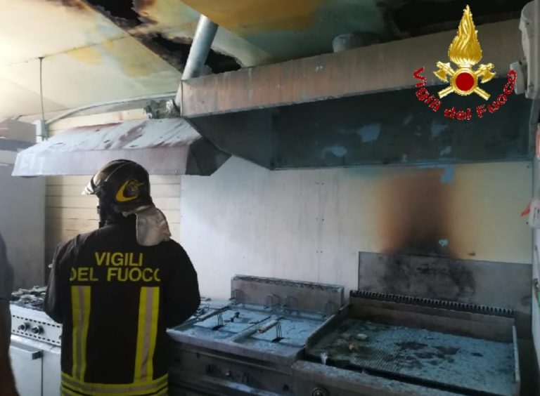 Incendio in un lido balneare di Tropea nel giorno di Ferragosto