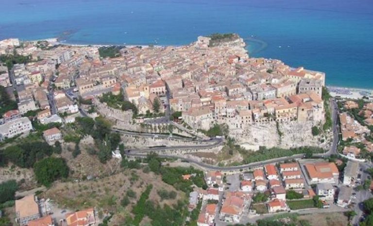 Abusivismo edilizio a Tropea: il Comune entra in possesso di 12 manufatti