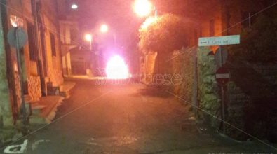 In fiamme nella notte un’auto a Nicotera, indagini