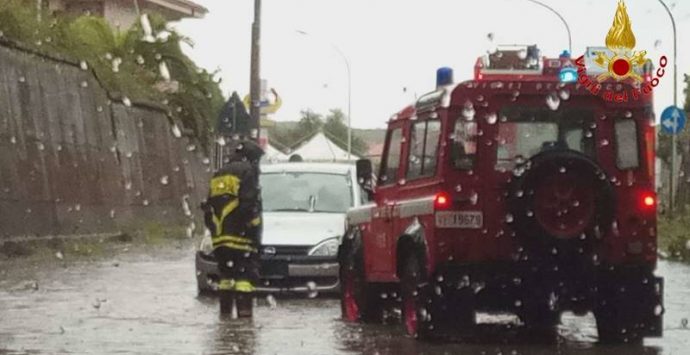 Maltempo: disagi e allagamenti sulla costa. Auto bloccata in un sottopasso a Vibo (FOTO/VIDEO)