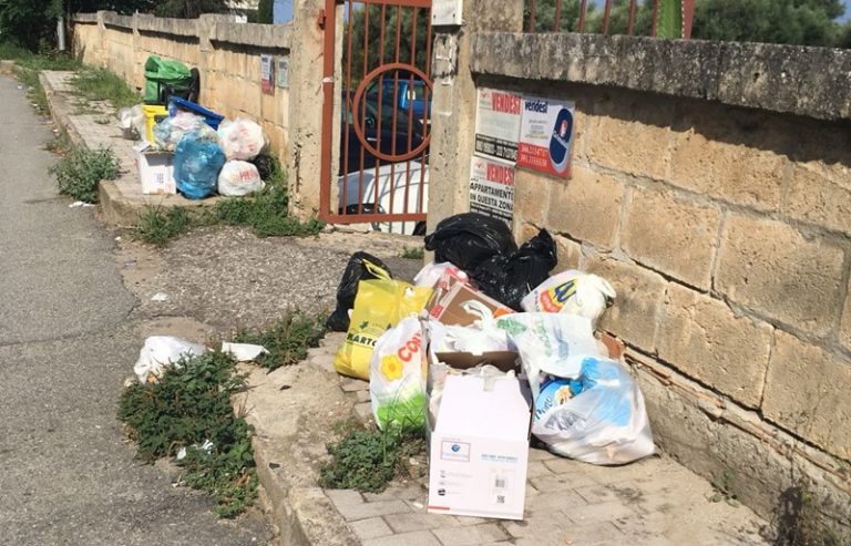 Bivona come una pattumiera: da 20 giorni nessuno spazza le strade (VIDEO)