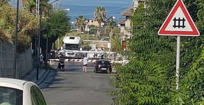 Camper s’incastra nelle sbarre del passaggio a livello bloccandolo, disagi a Ricadi