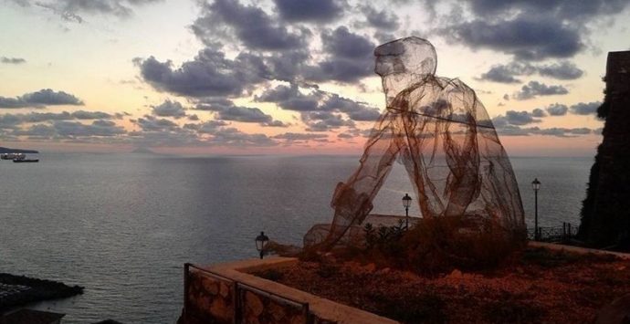 Pizzo, il “Collezionista di venti” è il più fotografato dai turisti