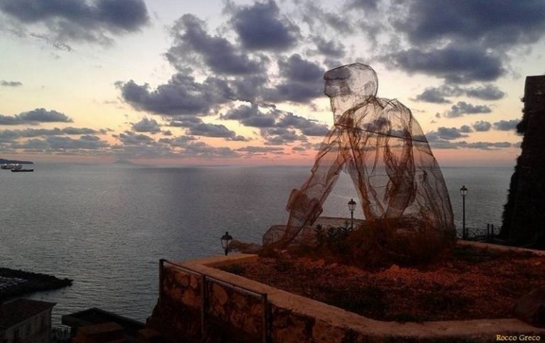 Pizzo, il “Collezionista di venti” è il più fotografato dai turisti