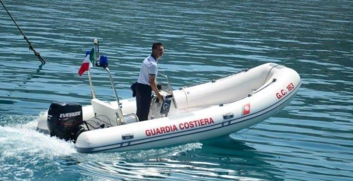 Bagnante in difficoltà salvato dalla Guardia costiera a Baia di Riaci