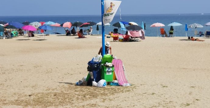 Lo Yin e Yang della monnezza prende forma a Bivona: spiaggia pulita a metà