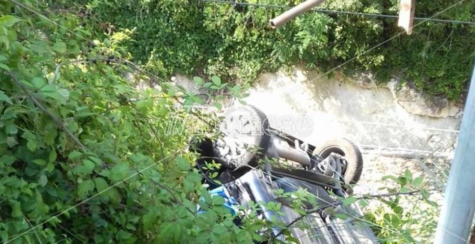 Bivona, precipita con la sua auto giù dal ponte e finisce sui binari: illeso (FOTO)