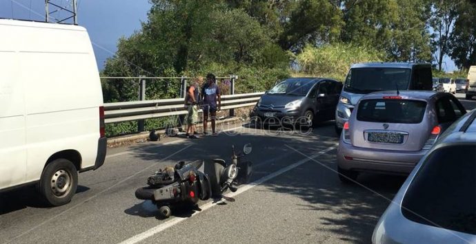 Scontro auto-scooter tra Vibo e Vibo Marina, ferito un motociclista