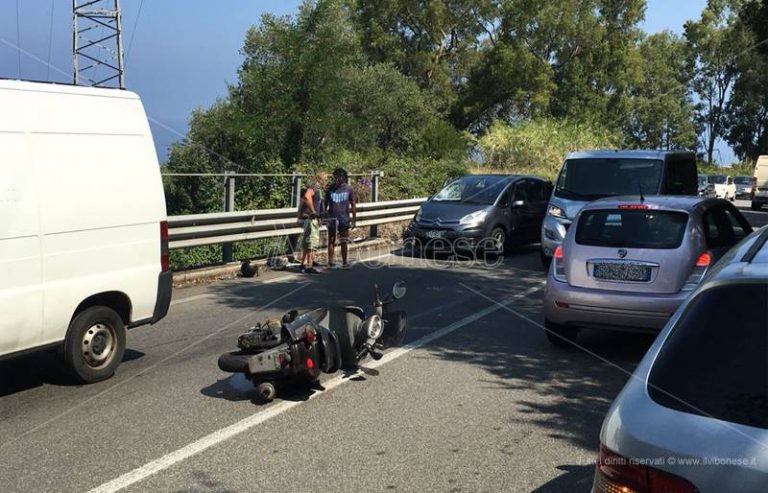 Scontro auto-scooter tra Vibo e Vibo Marina, ferito un motociclista