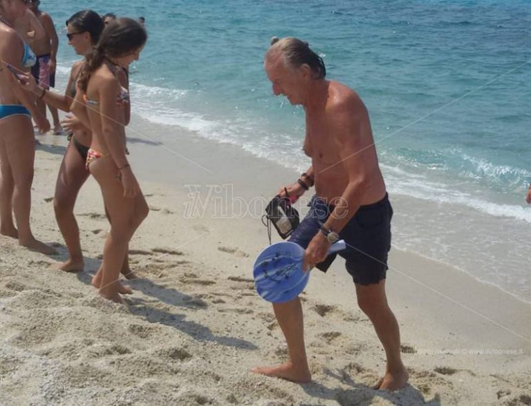 Un bagno nel mare di Zambrone e un caffè al bar per Luca Cordero di Montezemolo (FOTO)