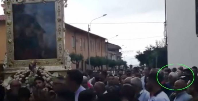 Il boss in processione, Zungri si divide e c’è chi difende Accorinti: «E’ un santo» (VIDEO)