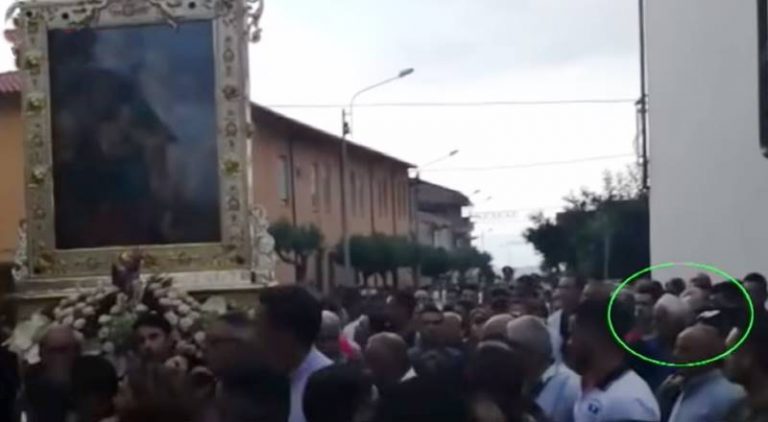 Il boss in processione, Zungri si divide e c’è chi difende Accorinti: «E’ un santo» (VIDEO)