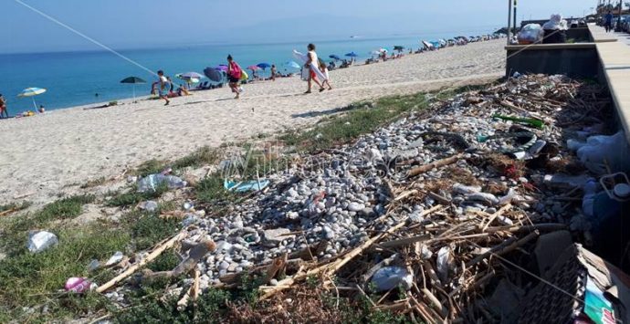 Lo “scandalo al sole” di Vibo Marina: mare caraibico e… monnezza in spiaggia (VIDEO)