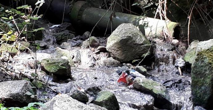 “Bomba” ecologica a Coccorinello di Joppolo, scarichi fognari direttamente nel torrente (VIDEO)