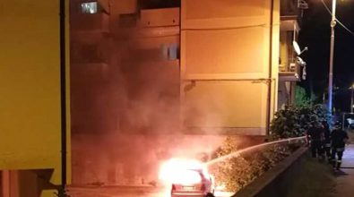 Auto in fiamme a Pizzo, intervengono i vigili del fuoco