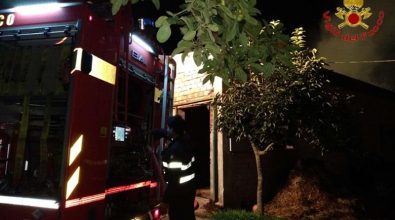 Incendio in un capannone a San Gregorio, distrutte 200 balle di fieno