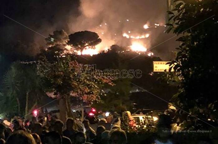 Fuochi d’artificio causano incendio, panico durante la festa a Brattirò (VIDEO)