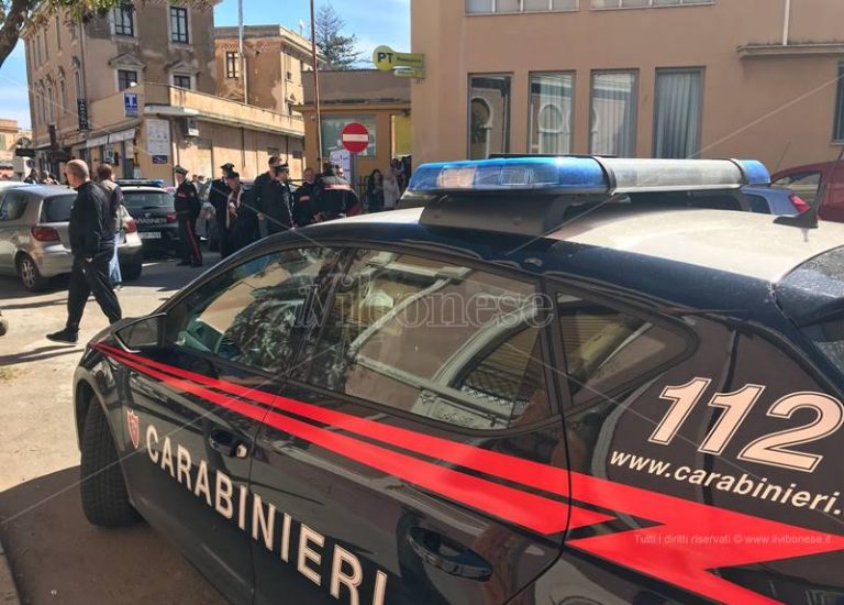 Terrore a Tropea, sotto effetto di cocaina punta pistola contro passanti: arrestato 42enne