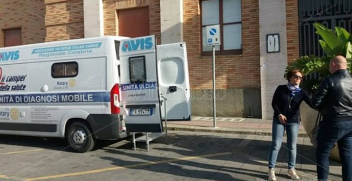 Osteoporosi, Rotary Vibo e Avis alleate per la prevenzione con il “Camper della salute” – Video