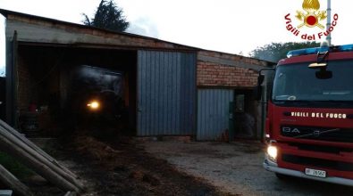 Incendio capannone con eternit a San Gregorio, ordinata la bonifica