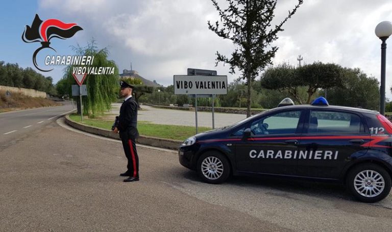 Viaggiavano con accetta e coltello in auto, scoperti dai carabinieri