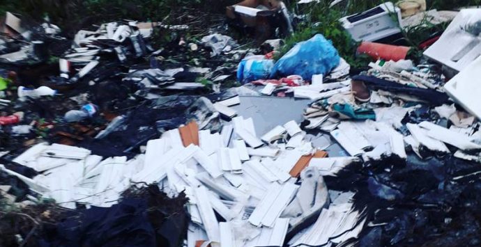 Discarica a cielo aperto nella campagne di Francica, quando gli incivili lasciano la “firma”