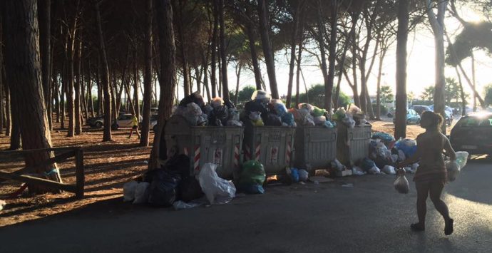 Caos rifiuti a Pizzo, i lavoratori interrompono l’agitazione