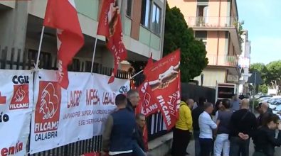 Stipendi non pagati, protesta dei vigilantes dinanzi all’Asp di Vibo – Video