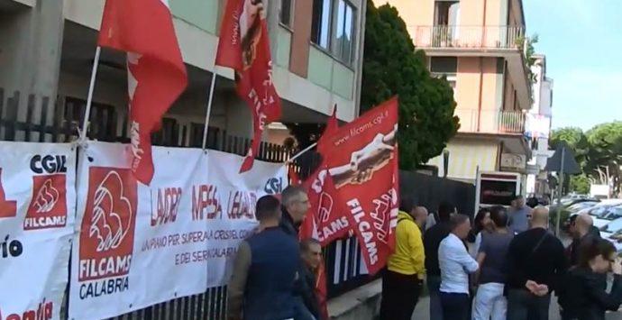 Stipendi non pagati, protesta dei vigilantes dinanzi all’Asp di Vibo – Video