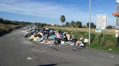 Emergenza rifiuti a Briatico, intere zone sommerse dalla spazzatura