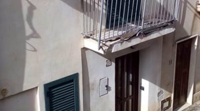 Camion attraversa nella notte Coccorino e causa danni ad un balcone