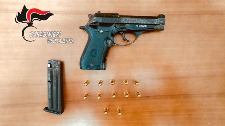 Pistola sul parapetto della terrazza, minorenne arrestato nel Vibonese