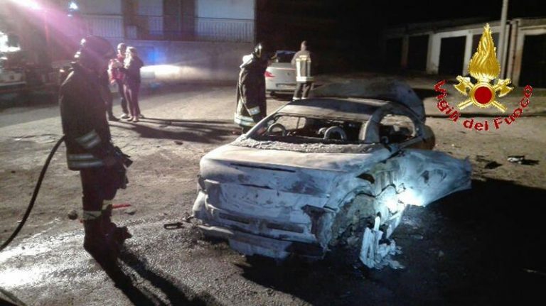 Auto distrutta dalle fiamme a Tropea, indagini