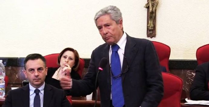 Crisi al Comune di Vibo, Costa convoca i capigruppo. Mangialavori: «Ora trovi soluzione»