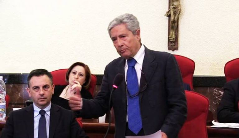 Crisi al Comune di Vibo, Costa convoca i capigruppo. Mangialavori: «Ora trovi soluzione»