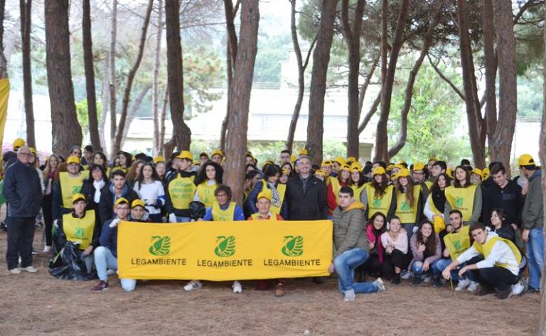 “Salviamo la pineta di Tropea”, con Puliamo il mondo gli studenti ripuliscono l’area verde