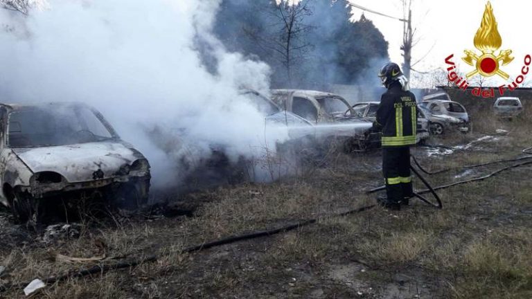 Autovetture distrutte dalle fiamme nel Vibonese, l’incendio è doloso