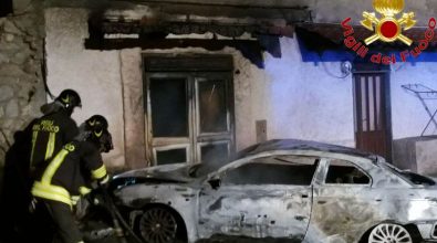 Auto in fiamme nella notte a Tropea, ingenti i danni