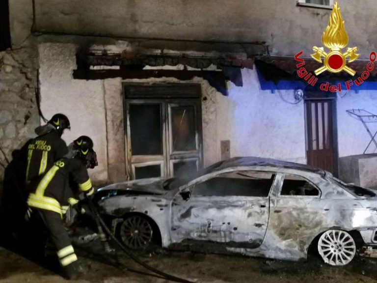 Auto in fiamme nella notte a Tropea, ingenti i danni