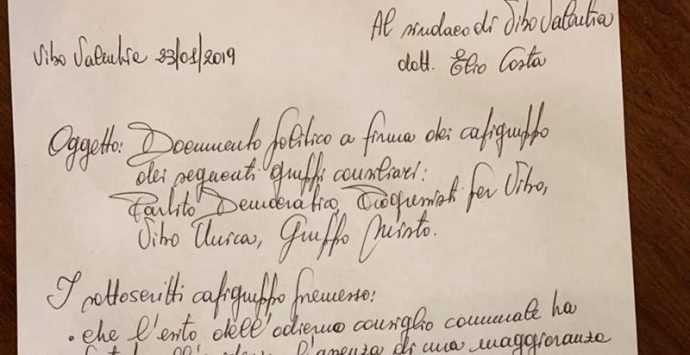 Comune Vibo, svolta nella crisi: le opposizioni firmano il documento che silura Costa