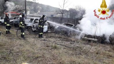 In fiamme dieci auto in un deposito del Vibonese – Foto