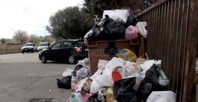 Caos rifiuti a Vibo, contrada Vaccaro ostaggio di immondizia e degrado – Video